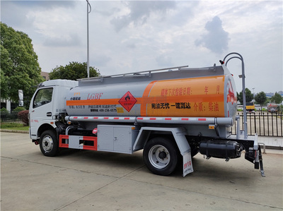 小盟配送國(guó)六東風(fēng)8.5方加油車 高效與品質(zhì)兼?zhèn)涞默F(xiàn)車批發(fā)利器